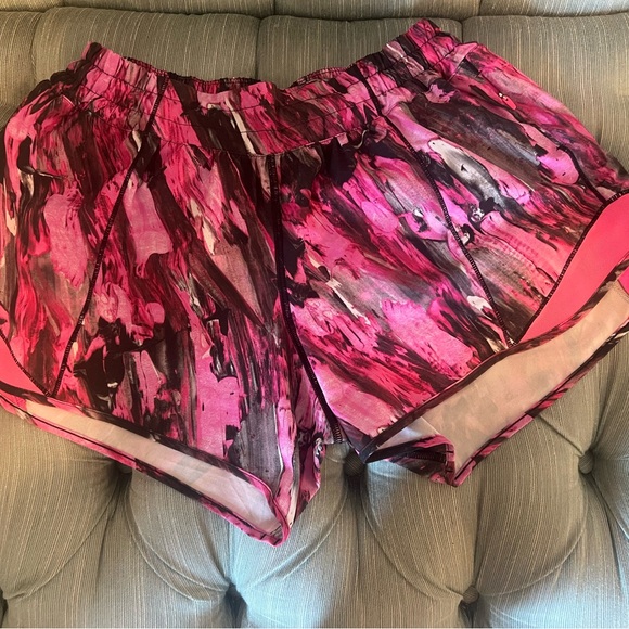 Lululemon Incentive Refresh Multi Hotty hot shorts size 8 tall - Picture 5 of 5